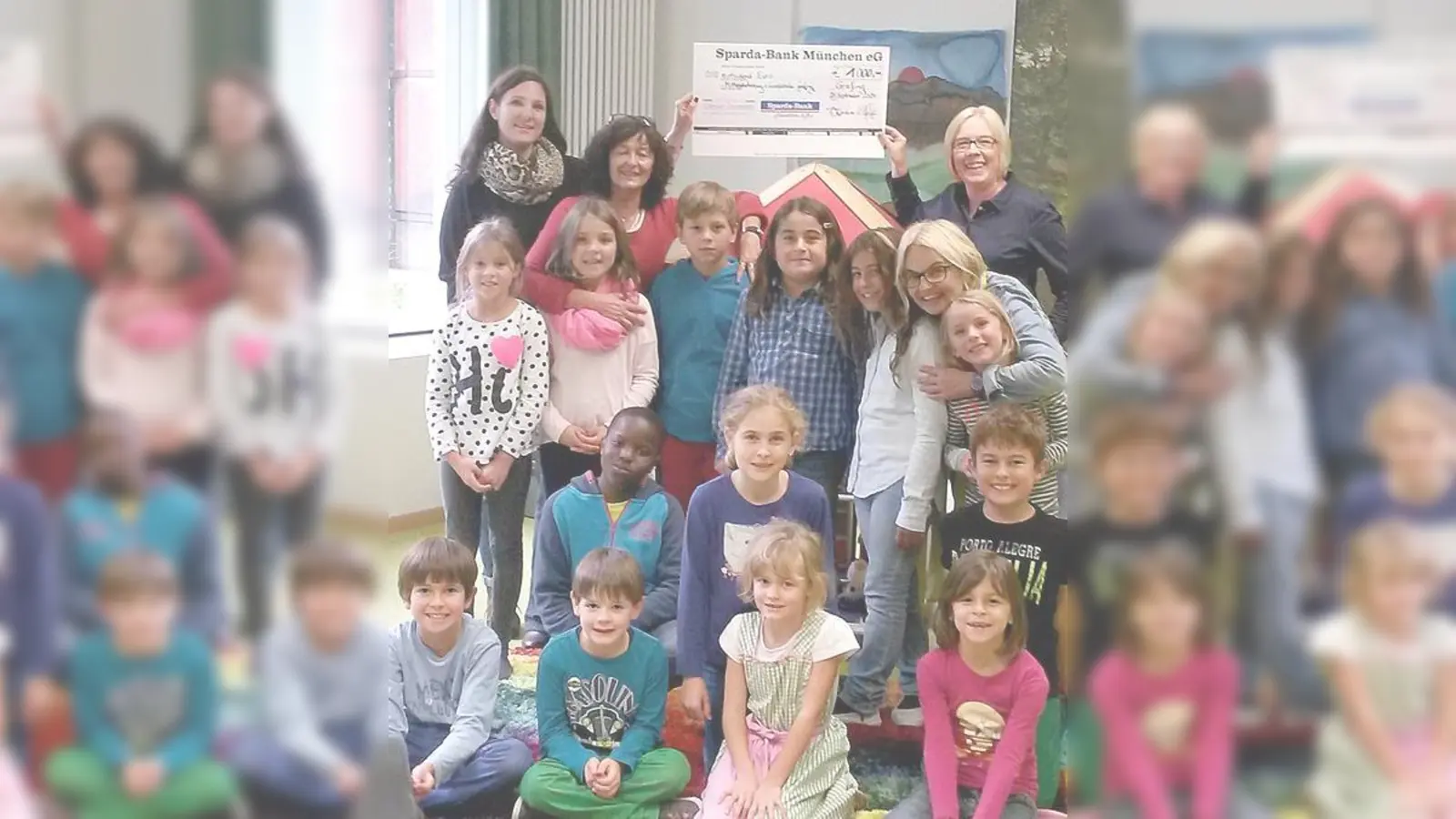 Die Spende von 1.000 Euro sorgte für entsprechende Freude bei Groß und Klein.	 (Foto: Otto Hartl)