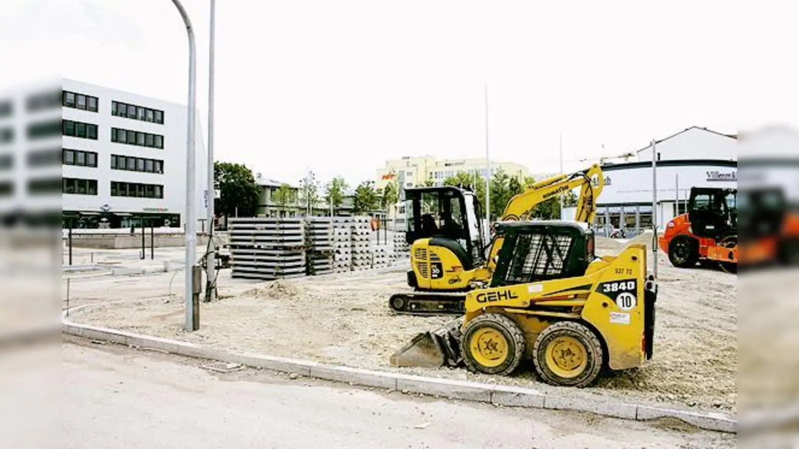 Noch dominieren Baufahrzeuge  aber der Giesinger Bahnhofsplatz zeigt bereits seine neuen Konturen und soll im Sommer fast fertig sein.    (Foto: Hettich)