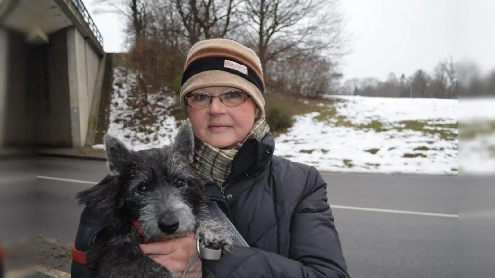Johanna Schultz mit Little: Die Rentnerin ist seit 13 Jahren ehrenamtliche Gassigeherin im Münchner Tierheim. (Foto: eis)