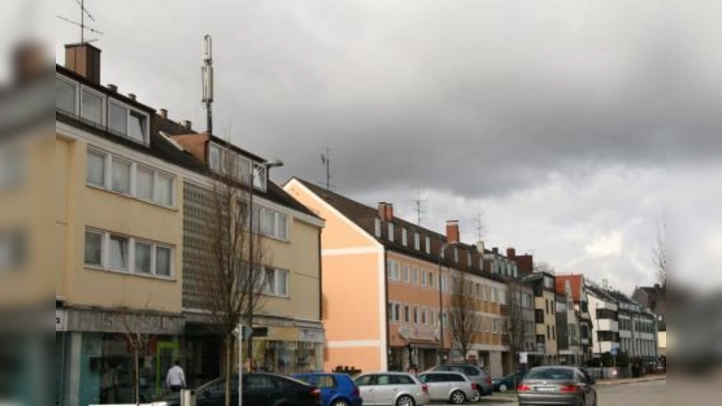 „Ja“ mit großer Gemeinderatmehrheit: Die kleinen Mobilfunkmasten wie hier in der Bahnhofstraße soll es künftig nicht mehr geben. Stattdessen werden zwei 40 Meter hohe Großmasten, einer am Neunerberg, einer auf dem TSV-Gelände, das Gemeindegebiet versorgen. (Foto: US)