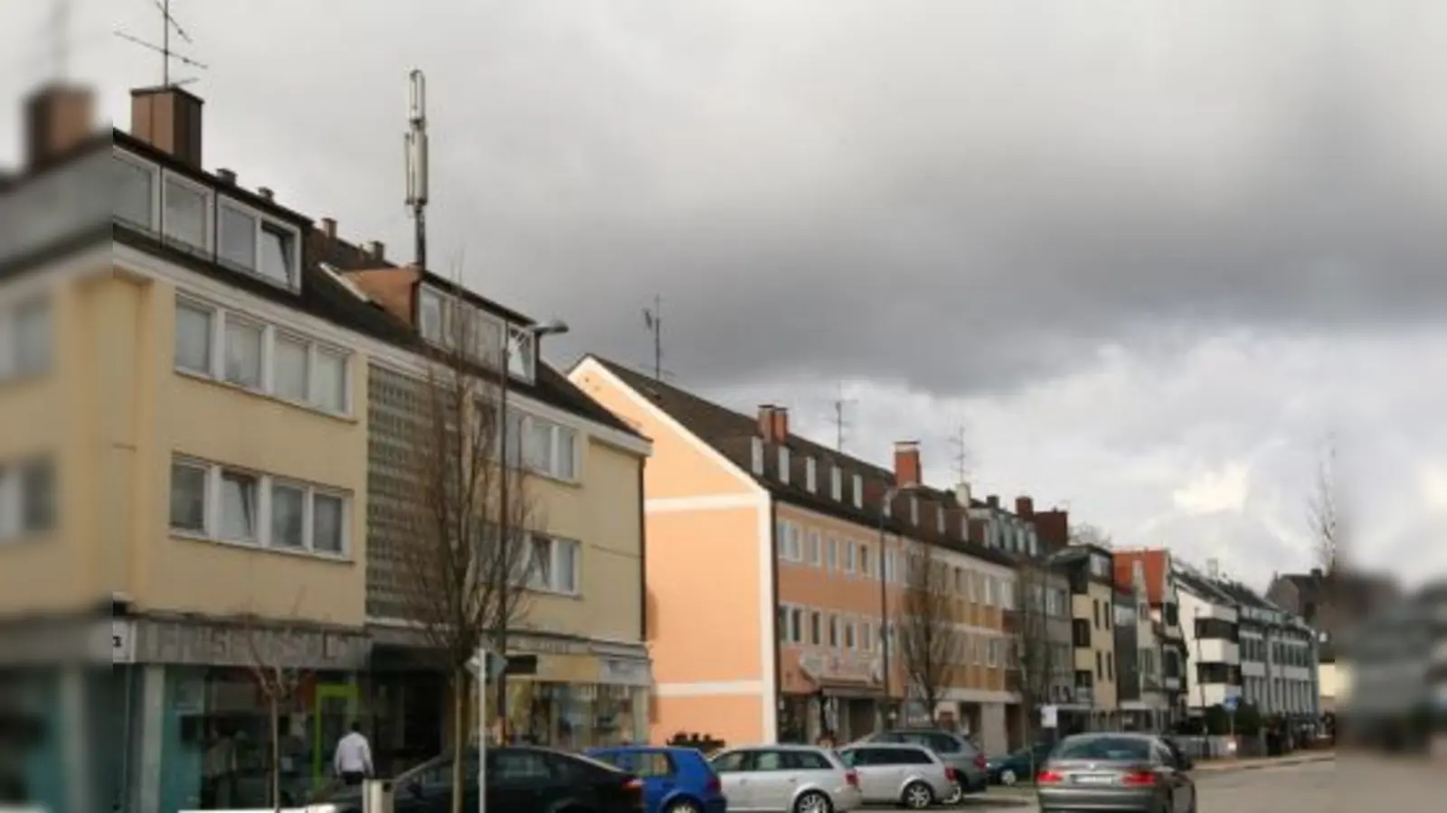 „Ja“ mit großer Gemeinderatmehrheit: Die kleinen Mobilfunkmasten wie hier in der Bahnhofstraße soll es künftig nicht mehr geben. Stattdessen werden zwei 40 Meter hohe Großmasten, einer am Neunerberg, einer auf dem TSV-Gelände, das Gemeindegebiet versorgen. (Foto: US)