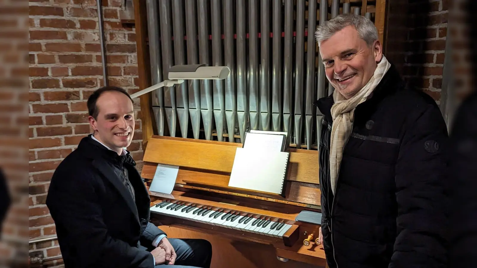 Organist Matthias Wittmann (links) und Ralf Klein von der Friedhofsverwaltung, der vor knapp zwei Jahren die Orgel wieder Instand setzte. (Foto: Gemeinde Haar)