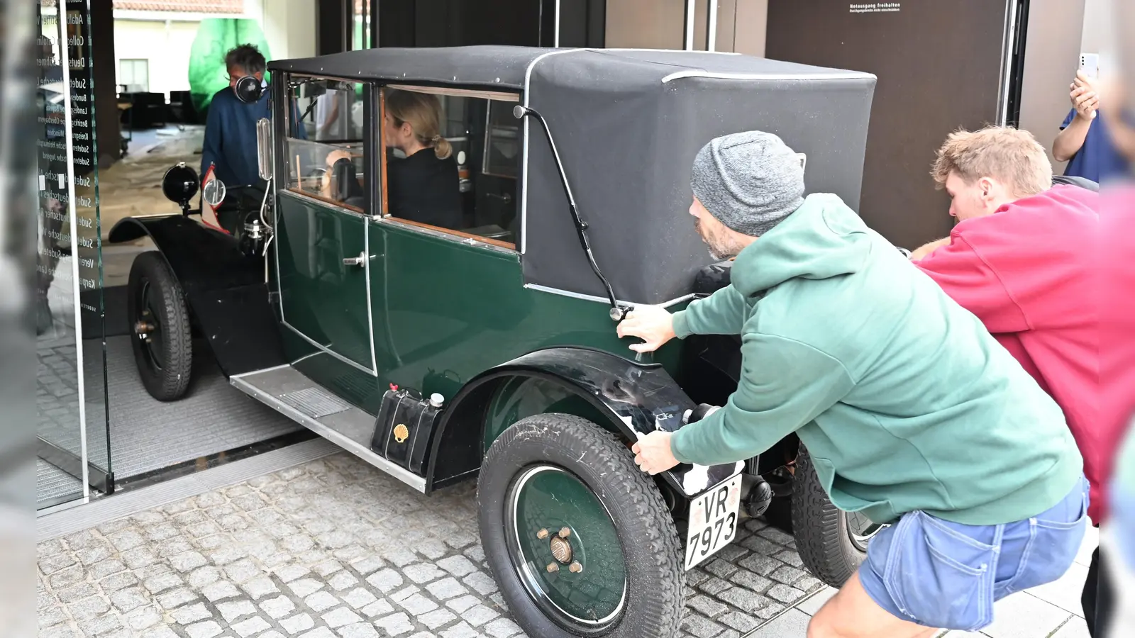 Fahrzeug mit hohem historischem Wert: Der Tatra DELTA von 1927 trifft im Museum ein. (Foto: Sudetendeutsches Museum/Daniel Mielcarek)