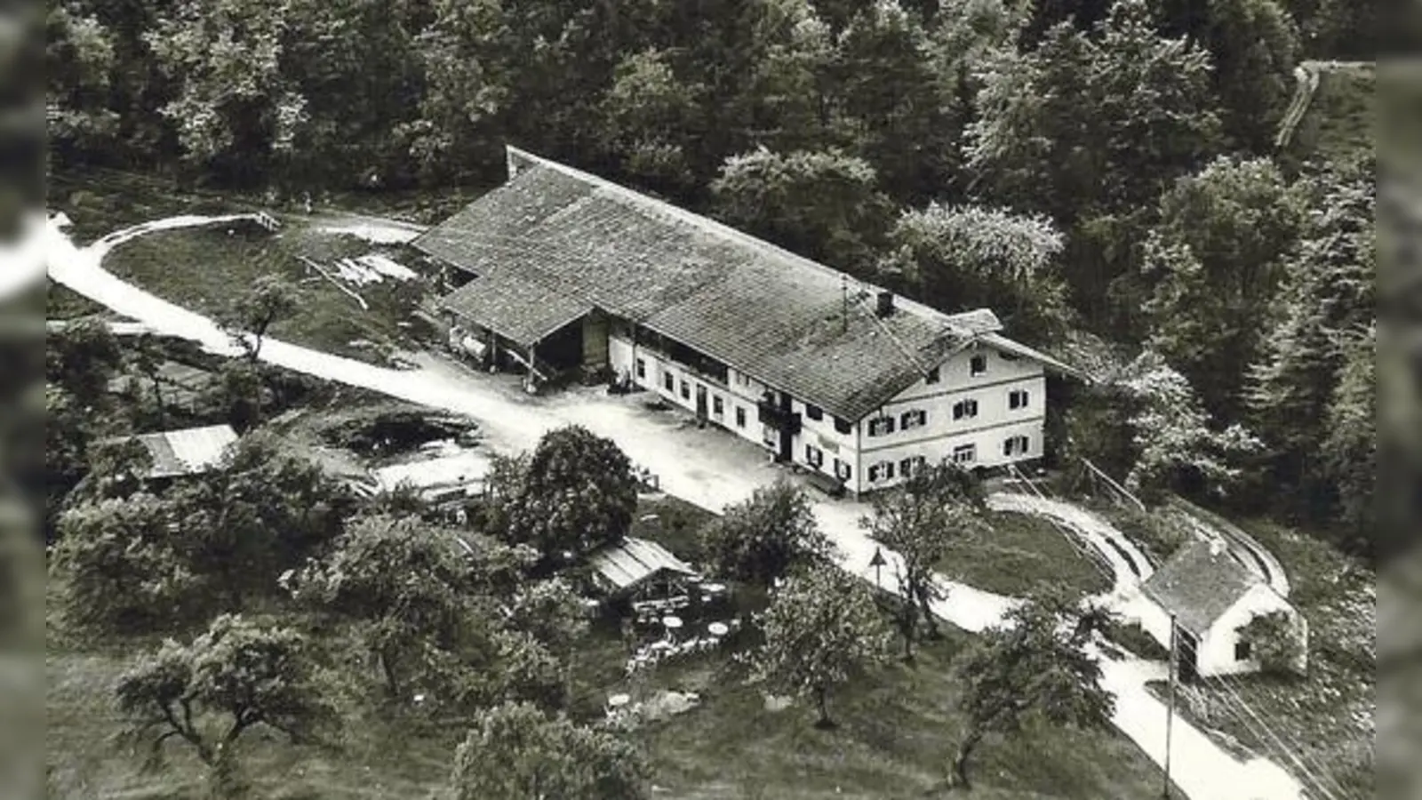 Das 1838 von der Nonnenmacher-Bande heimgesuchte  Wildenholzener Hofbauern-Anwesen in einer Luftaufnahme.  	 (Foto: Hans Huber, Taglaching)