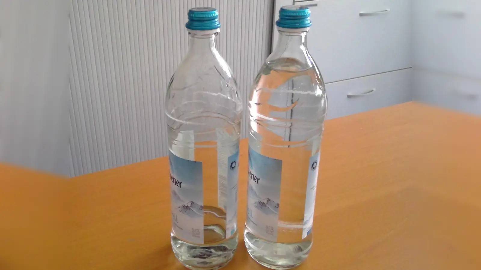 Mehrwegflaschen mit einem Schraubgewinde sollten immer mit Verschluss zurückgegeben werden.  (Foto: bas)