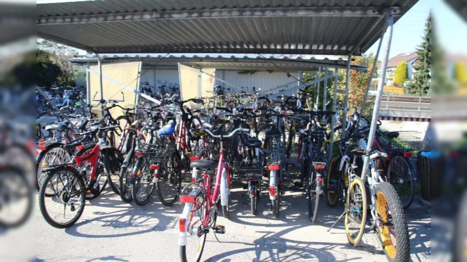 Vergessene oder nicht mehr abgeholte Fahrräder werden einmal im Jahr in Weilheim öffentlich versteigert. Oft eine gute Gelegenheit, günstig an ein Fahrrad zu kommen. (Foto: mka)