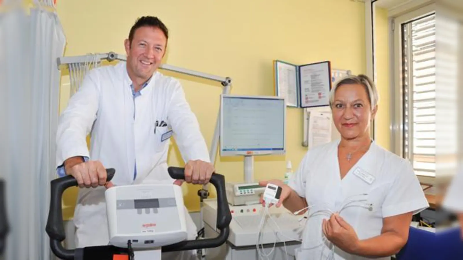 Auf dem modernsten Stand der Technik: Priv.-Doz. Dr. Martin Schmidt und Marina Matjanovski testen die neue Belastungs-EKG-Anlage.	 (Foto: KK)