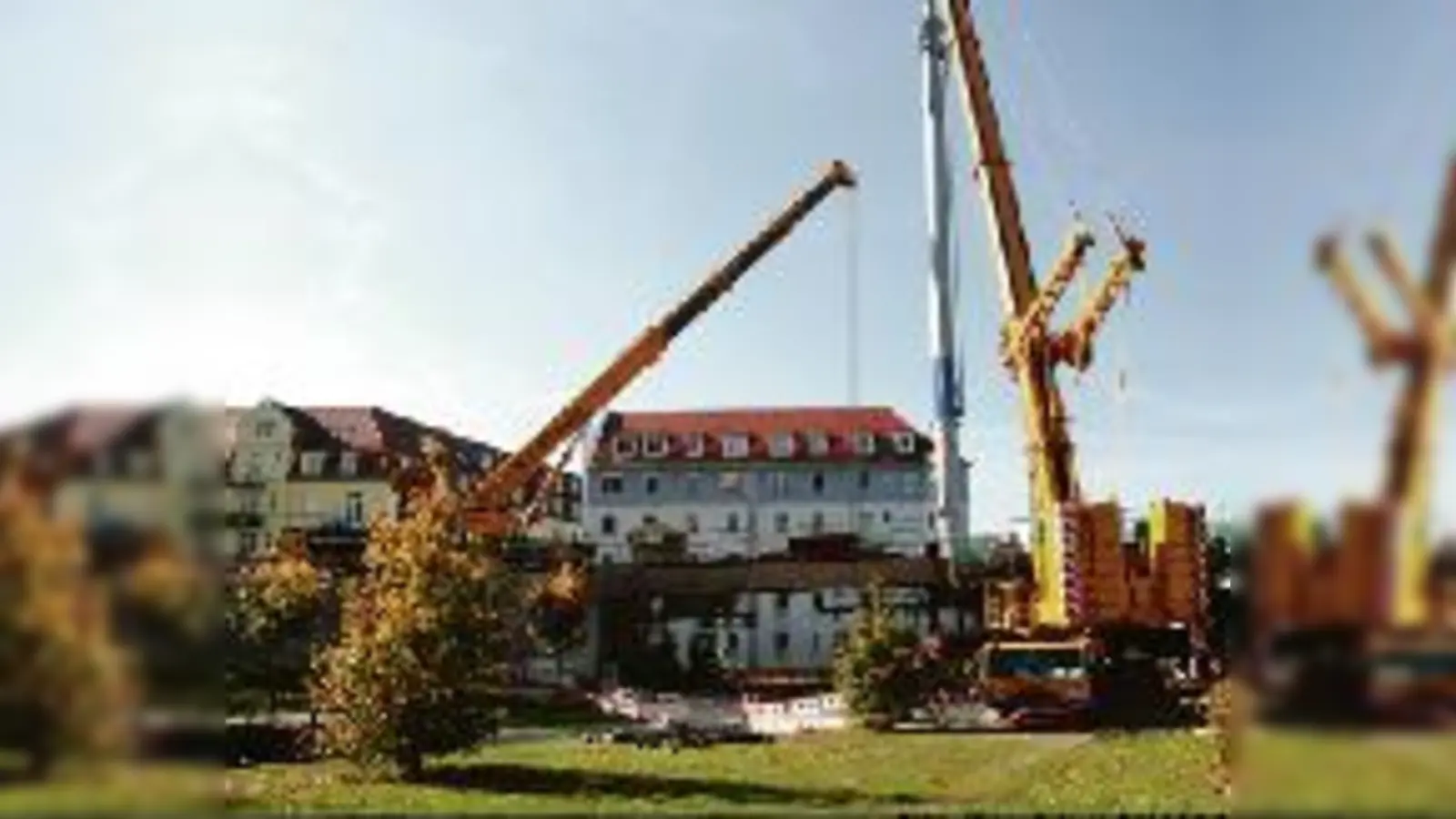 Die Tragseilbrücke über den Petueltunnel nimmt Formen  (Foto: Anfang Juli wurde die zweigeteilte Brückenplatte über der Schenkendorfstraße eingehoben.)