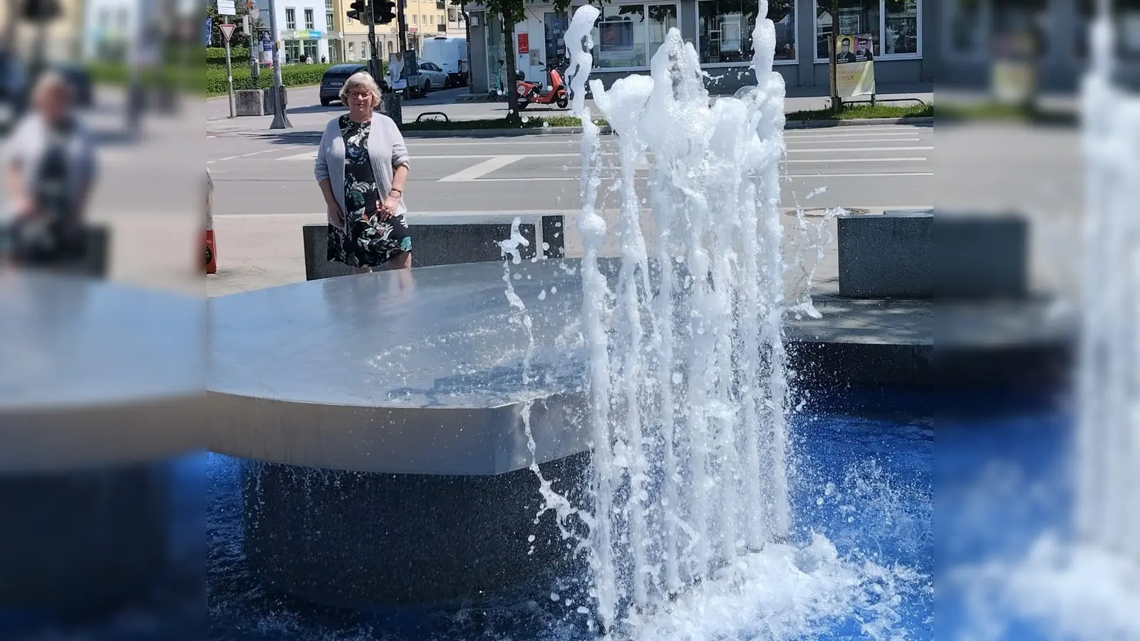 Die frühere Bezirksausschussvorsitzende Johanna Salzhuber vor dem Brunnen am Moosacher Stachus. (Foto: SPD Moosach)