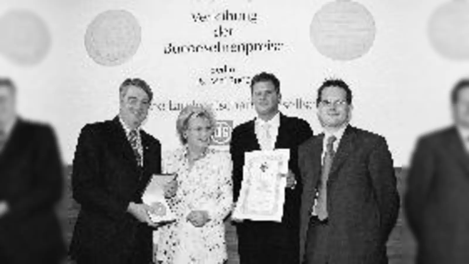 V. l. n. re.: Philip Freiherr von dem Bussche, DLG-Präsident, Evi Brandl, Alexander Brandl, Matthias Berninger, Parlamentarischer Staatssekretär, bei der Verleihung des Preises.	 (Foto: Privat)