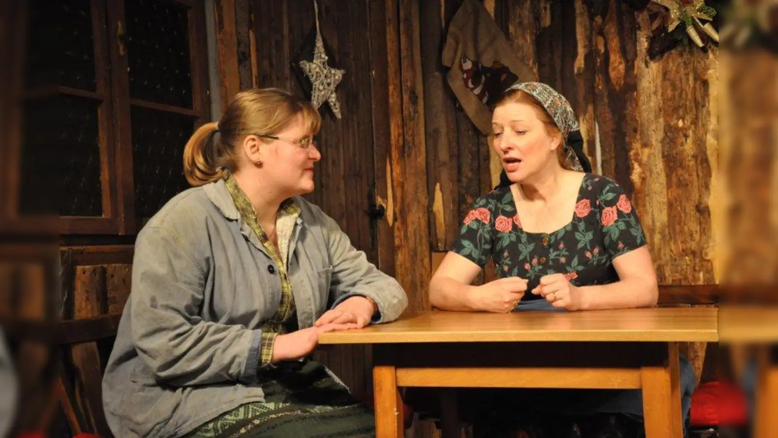 Auch Carina Loibl und Susanne Domschke spielen in „Der Wildschütz vom Hochgern” mit. (Foto: Volkstheater Lampenfieber)