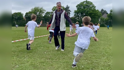 Laufen und abklatschen mit Dr. Schmarrn: Die Kinder hatten viel Spaß beim Spendenlauf. (Foto: Gliesche)