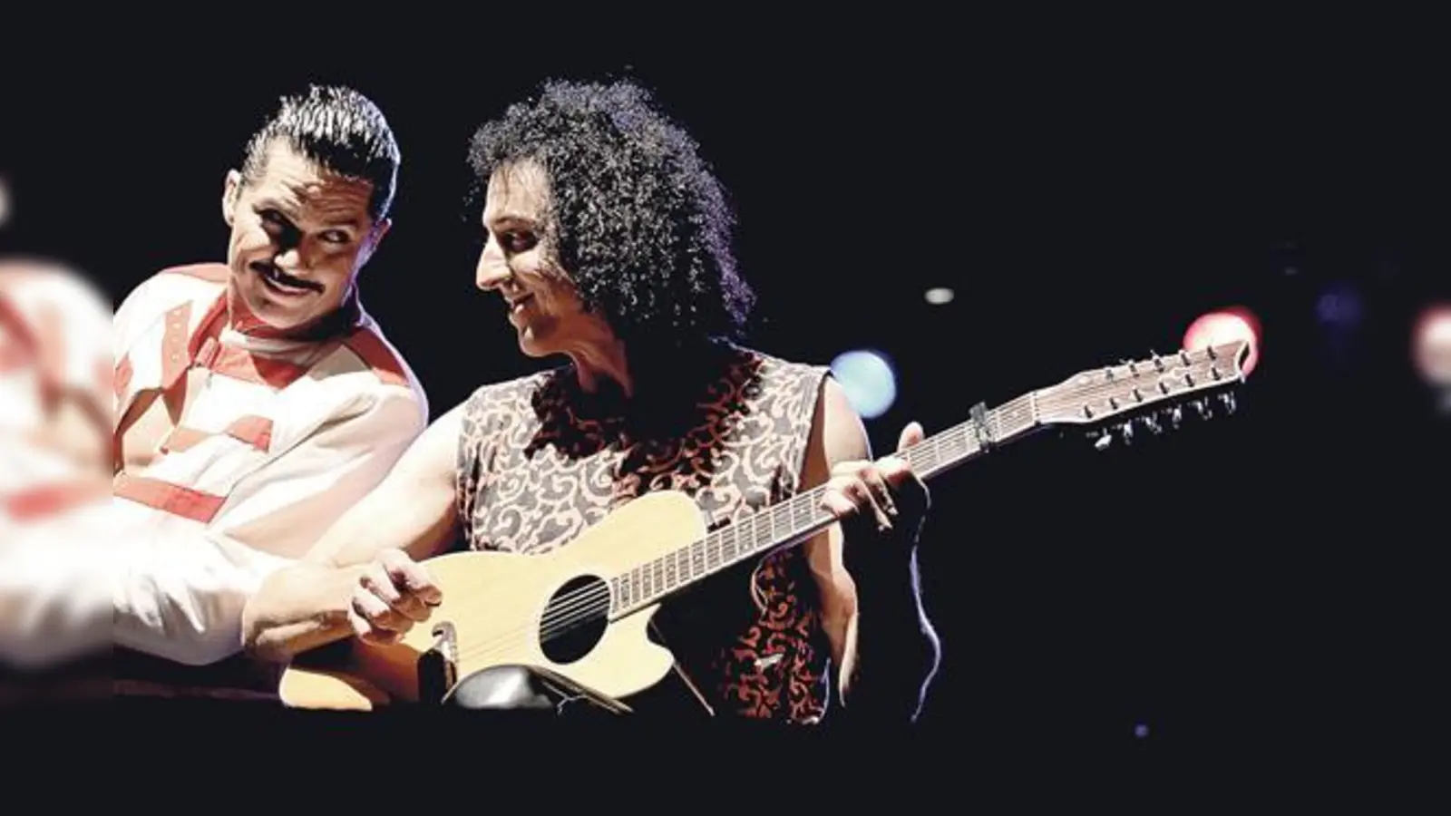 Harry Rose und Stefan Pfeiffer sind Freddie Mercury und Brian May. Sie spielen die großen Queen-Hits live im Circus Krone.	 (Foto: Ritschie Frey)
