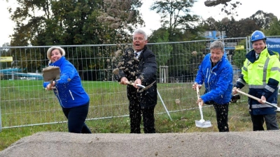 Spatenstich für die größte Geothermieanlage Kontinentaleuropas (v.l.): Dr. Karin Thelen, SWM Geschäftsführerin Regionale Energiewende, Münchens Oberbürgermeister Dieter Reiter, Bundeswirtschaftsminister Dr. Robert Habeck und Dr. Florian Bieberbach, Vorsitzender der SWM Geschäftsführung.  (Foto: SWM)