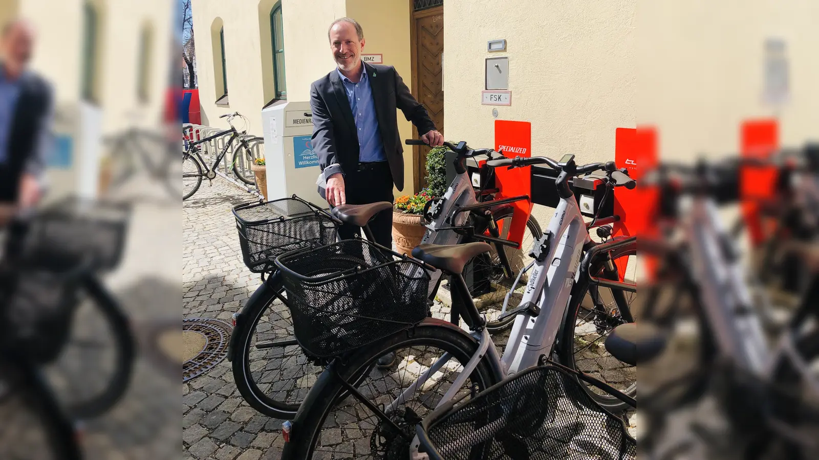 Bürgermeister Christoph Schmid präsentiert die flotten E-Bikes, die man bei der Gemeinde Holzkirchen ausleihen kann. (Foto: hw/Archiv)