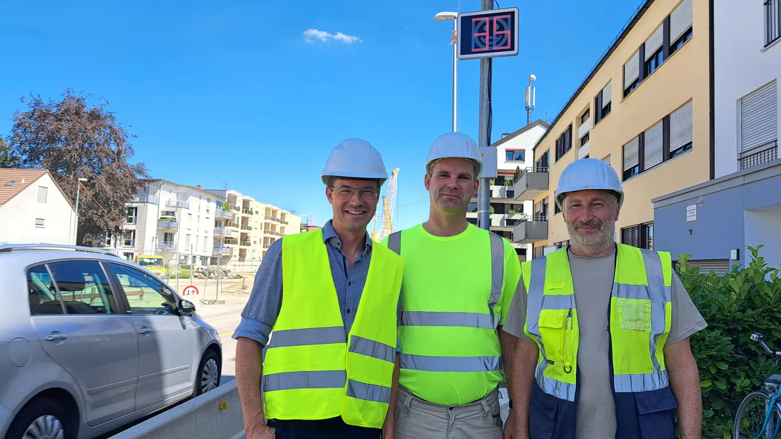 Auf Wunsch der Bürger stellte das Baureferat jüngst zwei Dialog-Displays in der Gotthardstraße auf (von links): Matthias Würfel, Torsten Kuhn und Peter Sepp-Grosser. (Foto: LHM / Baureferat, Signe Decker)
