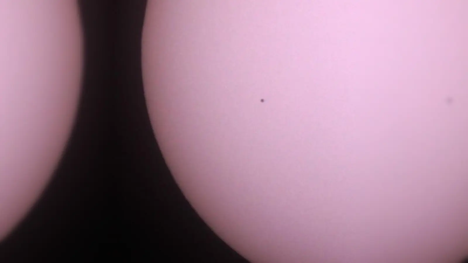 Der kleine schwarze Punkt ist der Merkur, der an der Sonne vorbeizieht. (Foto: Volkssternwarte München)