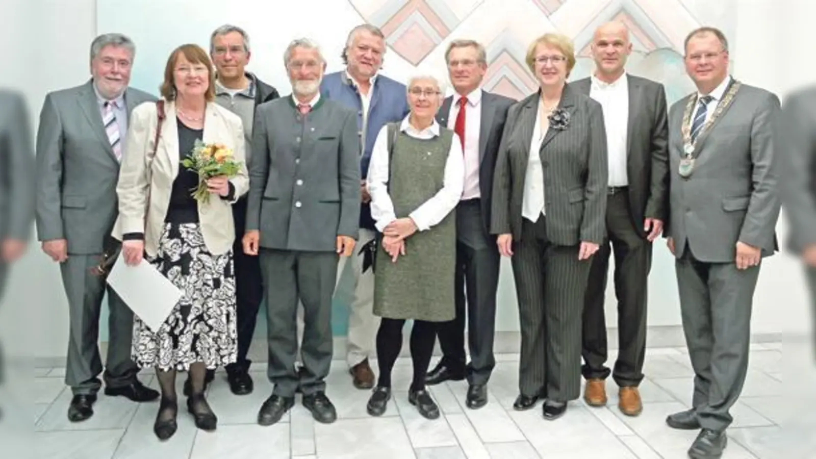Bürgermeister Wolfgang Panzer ehrte (v.l.) Thomas H. Jaeger, Beate Teichmann, Bernhard Heidacher, Klaus-Peter Schubert, Anton Schrobenhauser, Renate Brosseder, Dr. Walter Hirschmann, Elisabeth Deindörfer und Walter Herrmann.	 (Foto: Kohnke)