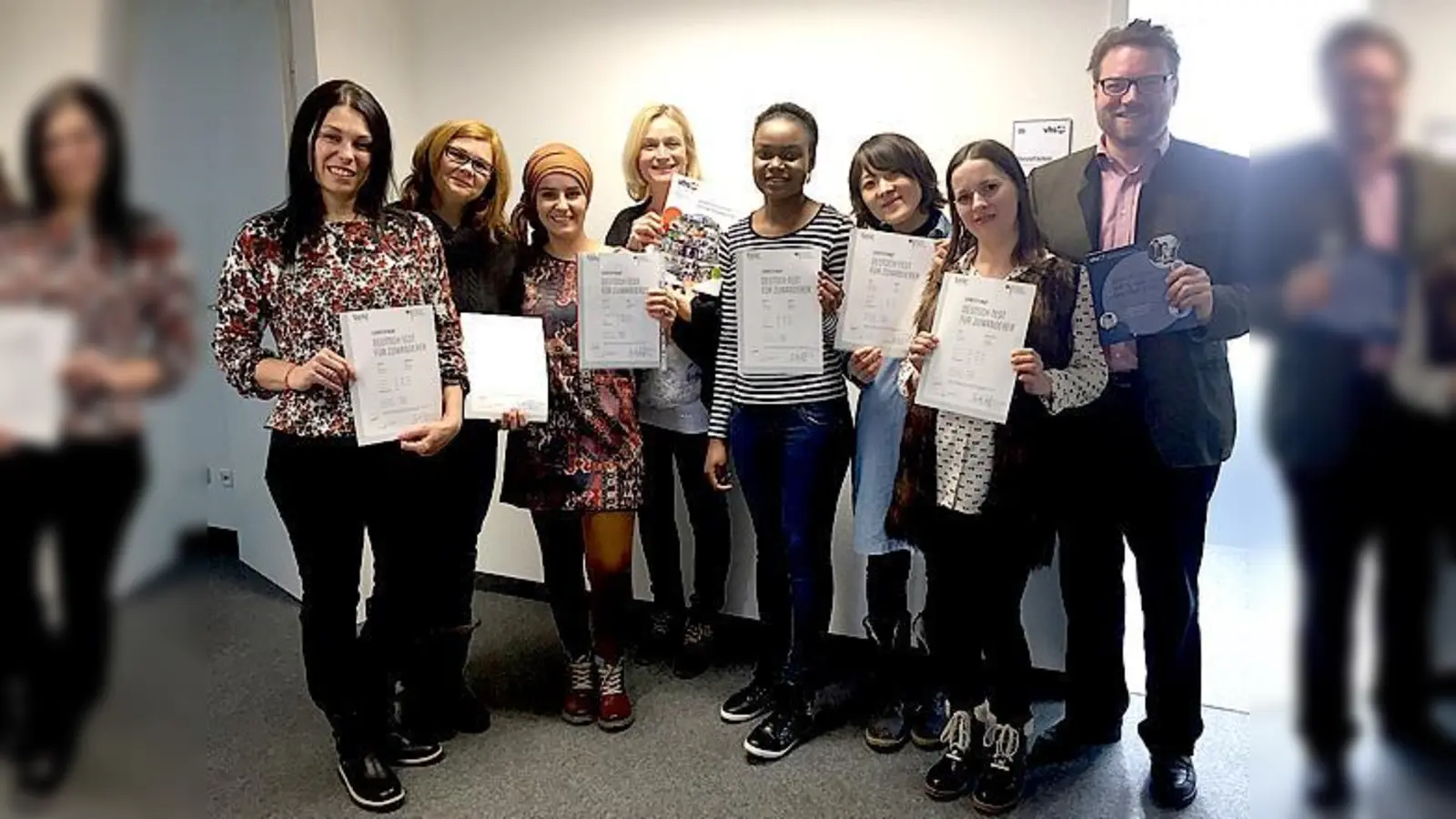Kursleiterin Irene Martius (4.v.l.) und vhs-Geschäftsführer Christof Schulz gratulierten den Absolventinnen des ersten Integrationskurses der Volkshochschule.	  (Foto: privat)
