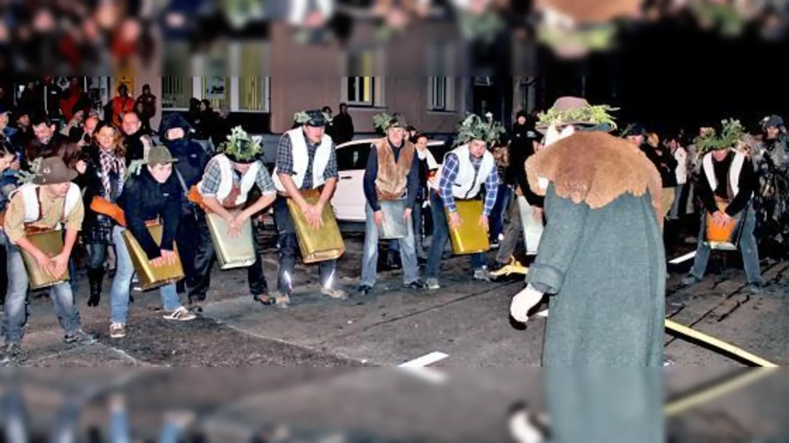 An Heilig-Drei-König ziehen nach altem Brauch die Widdersdorfer Wolferer mit ihren Glocken lautstark durch Kirchseeon. 	 (Foto: VA)