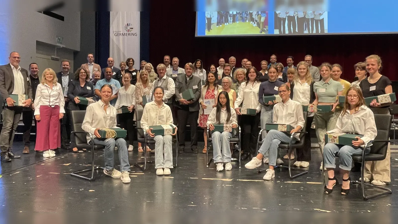 Viele Unternehmer, aber auch Schülerinnen der Germeringer Gymnasien, wurden beim Wirtschaftsempfang geehrt. (Foto: pst)