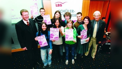 Stellvertretend für ihre Mitschüler wurden Gruppensprecherin Cornelia Kroiß (2.v.r.) und ihre Mitschüler aus der Samuel-Heinicke-Fachoberschule in Pasing mit dem zweiten Preis und damit 600 Euro Preisgeld in der Sparte Grafik &amp; Layout für ihr Fotoprojekt ausgezeichnet. LBS-Pressesprecher Joachim Klein (r.) und Kultusstaatssekretär Dr. Marcel Huber (l.) übergaben ihnen Scheck und Urkunde. (Foto: pi)