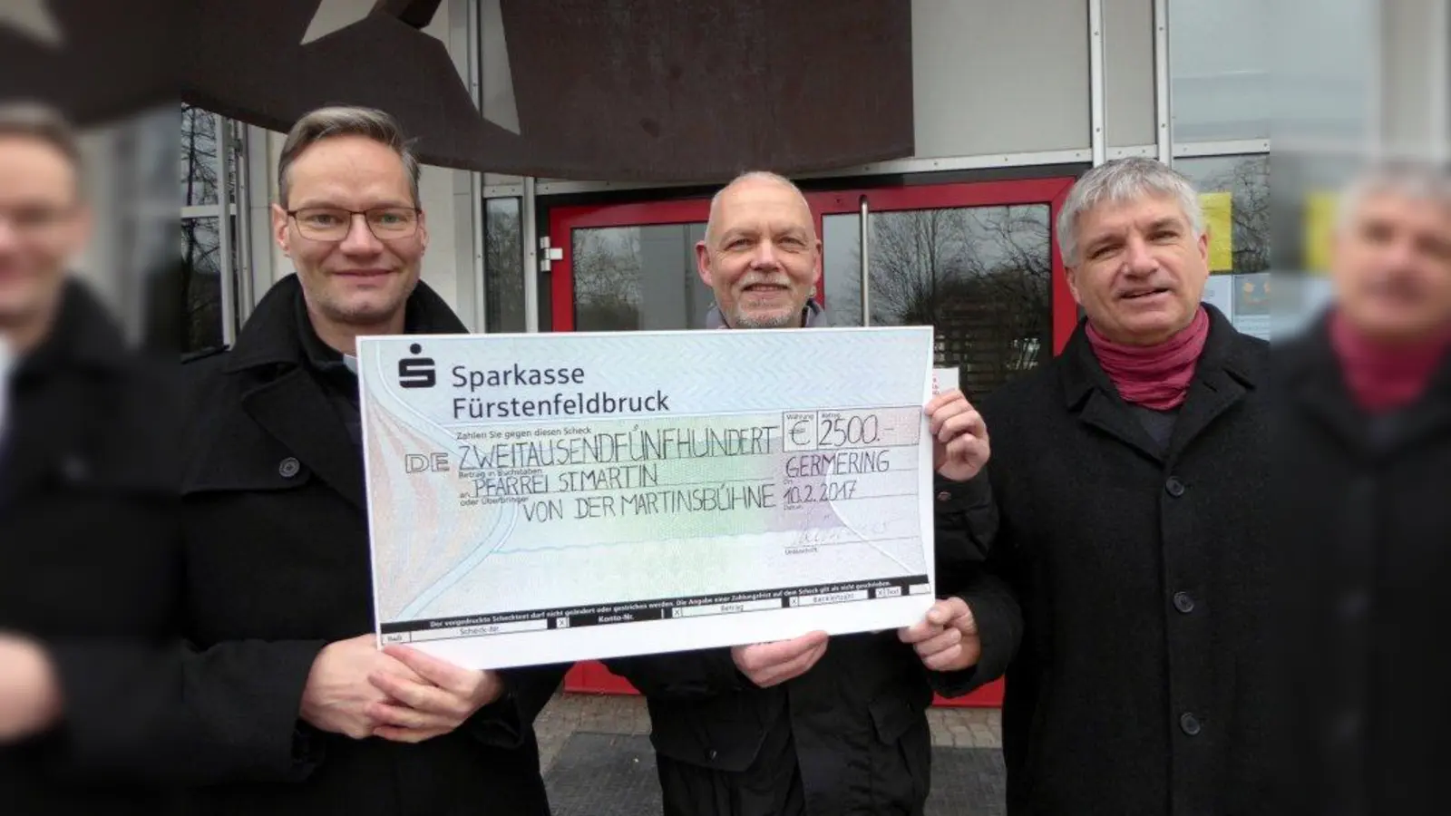 Stadtpfarrer Andreas Christian Jaster (links) und Pastoralreferen Christian Kube (rechts) freuen sich über die Spende von Peter Wimmer. (Foto: dwu)