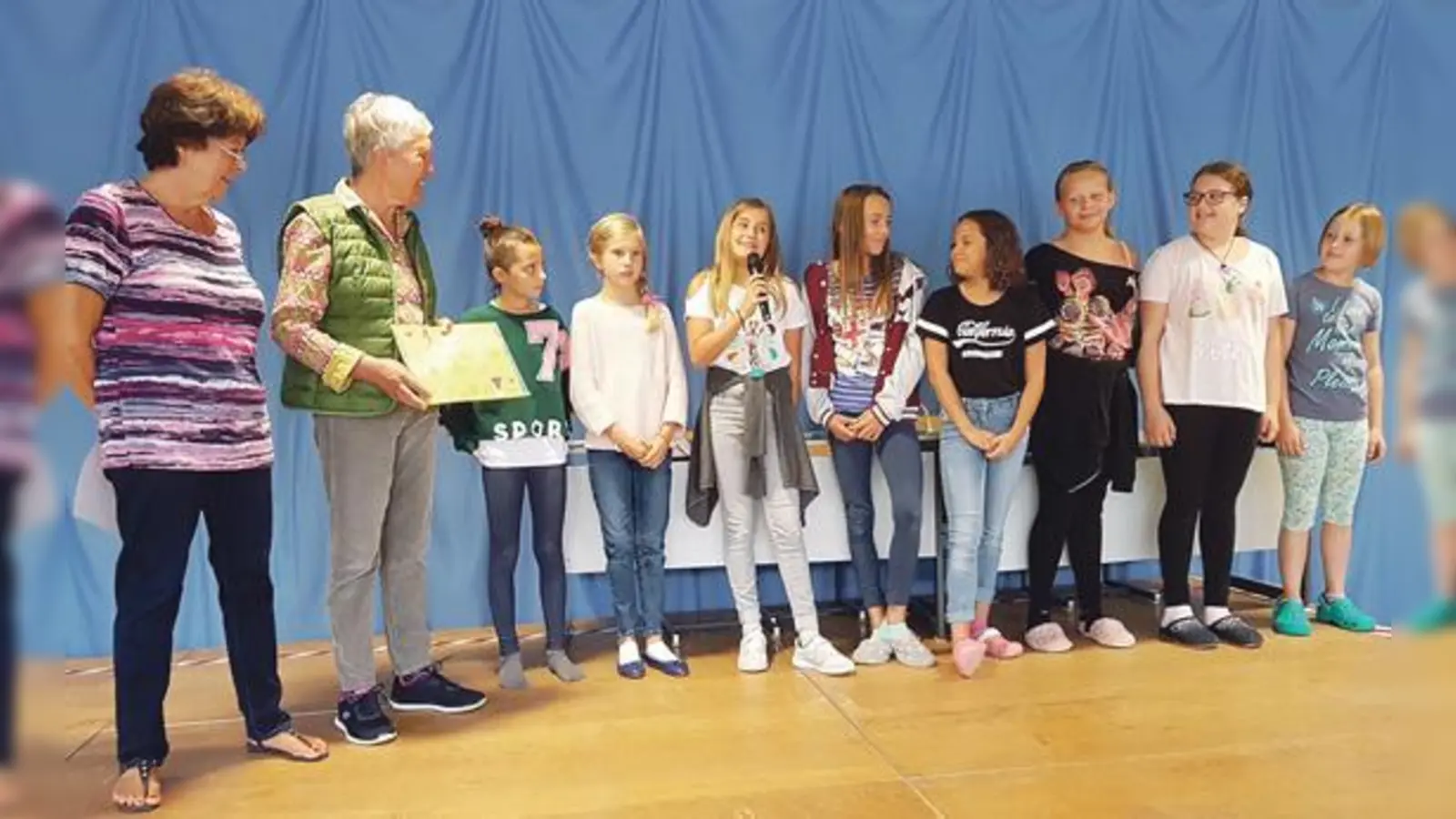 Frau Stigler (2.v.l.) freut sich über dicken Spendenscheck der Grundschule am Jagdfeld. 	 (Foto: privat)