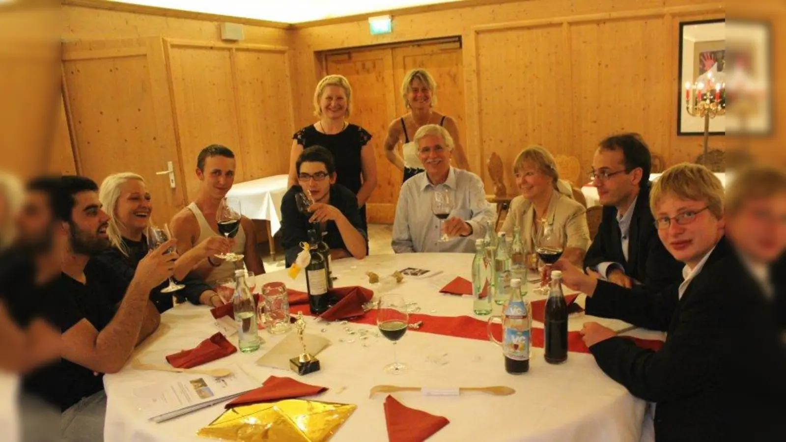 Glückliche Gesichter nach der Preisverleihung: das Siegerteam vom Jugendwerk Birkeneck mit Erzieherin Katharina Dotzler (2.v.l.), den Vertretern von der HIT-Stiftung Felix Dresewski, Inge und Horst Hoen (2.,3.,4. v.r.) sowie stehend die Organisatoren Tanja Barth und Martina Zahren (v.l.). (Foto: US)