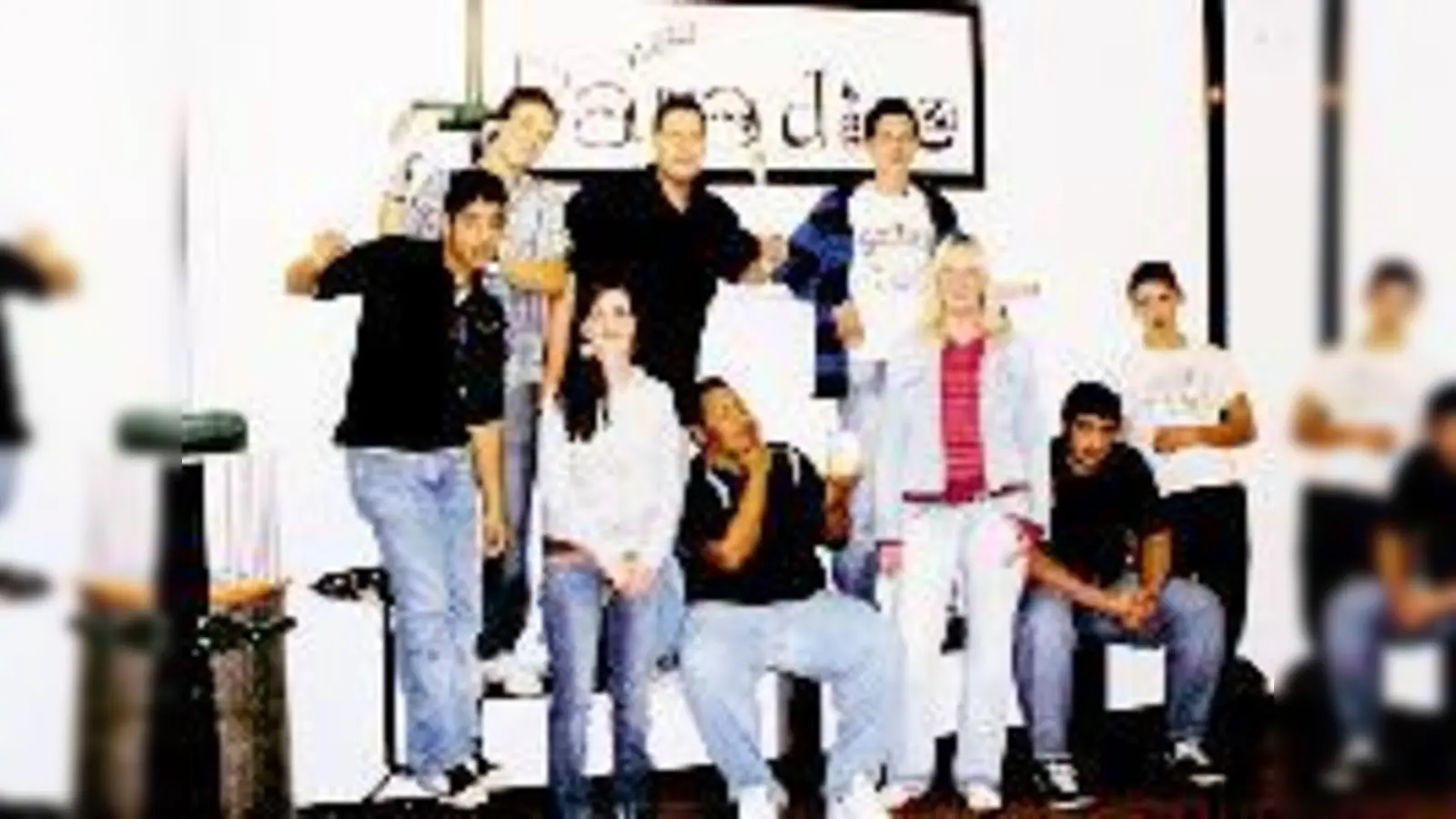 Die Sozialpädagoginnen Mirjam Stöger (2. v. l.) und Ina Mund (3. v. r.) freuen sich, dass sie bei der Renovierung des  Jugendtreffs »New Paradise« so tatkräftige Hilfe von ihren Besuchern hatten.  (Foto: Woschée)