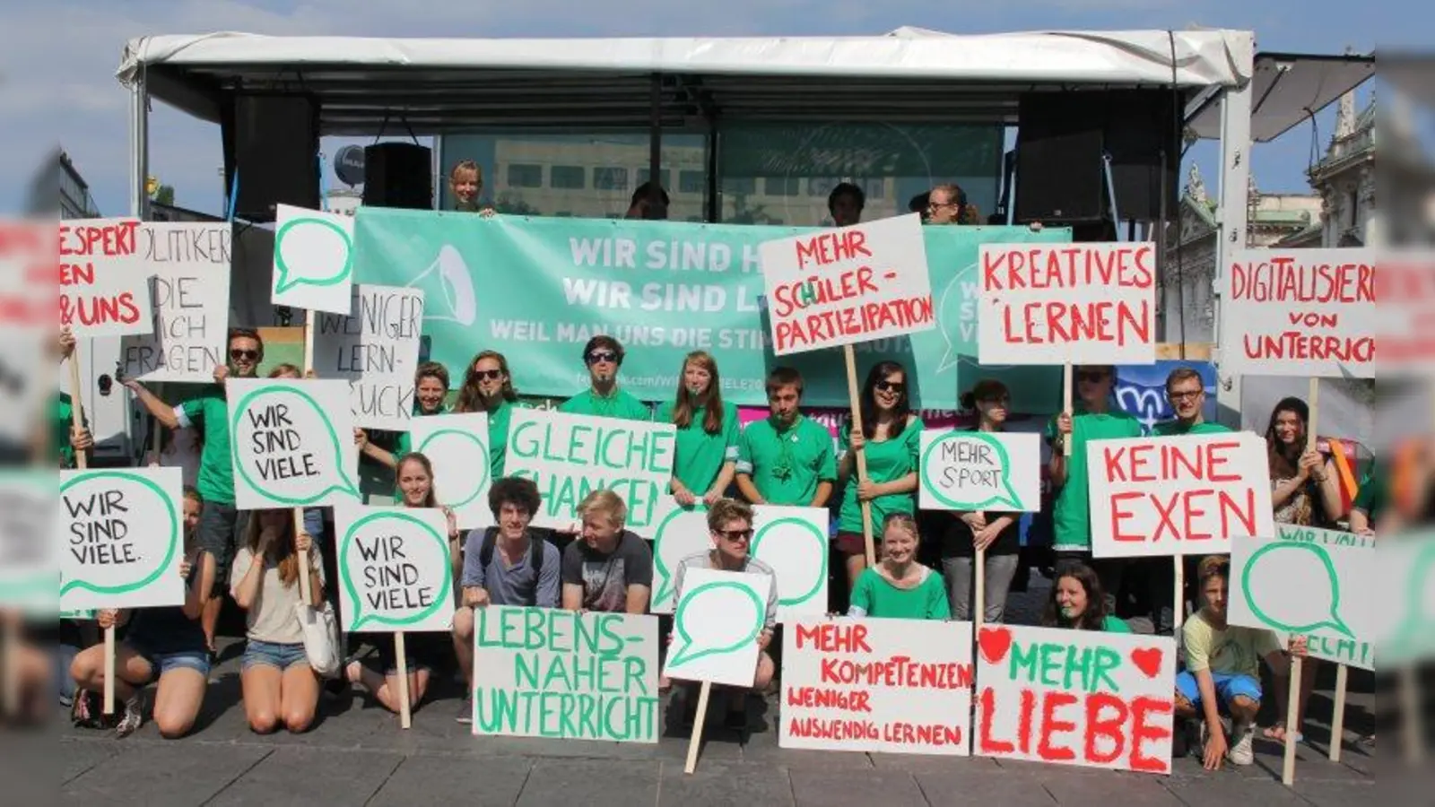 Demonstration am Karlsplatz: Münchner Schüler aller Schularten protestieren mit der Aktion „Wir sind viele” gegen das bayerische Bildungssystem. (Foto: FE)