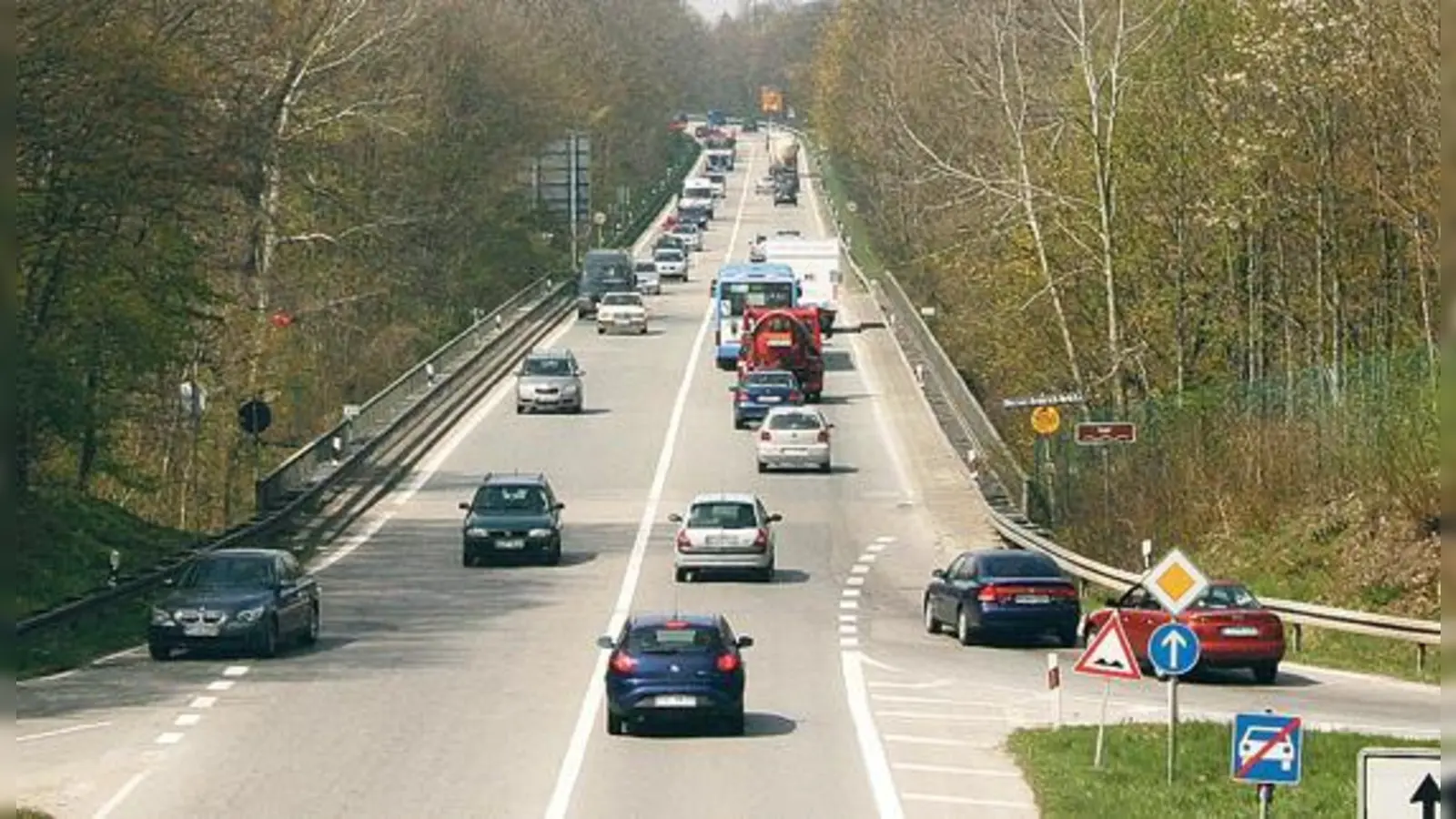 Die fehlenden Beschleunigungsstreifen sind nur eines der vielen Probleme am Föhringer Ring. Ein Ausbau auf vier Spuren ist seit Jahren in Planung. Doch jetzt scheint Bewegung in das Verfahren zu kommen. 	 (Foto: Archiv)