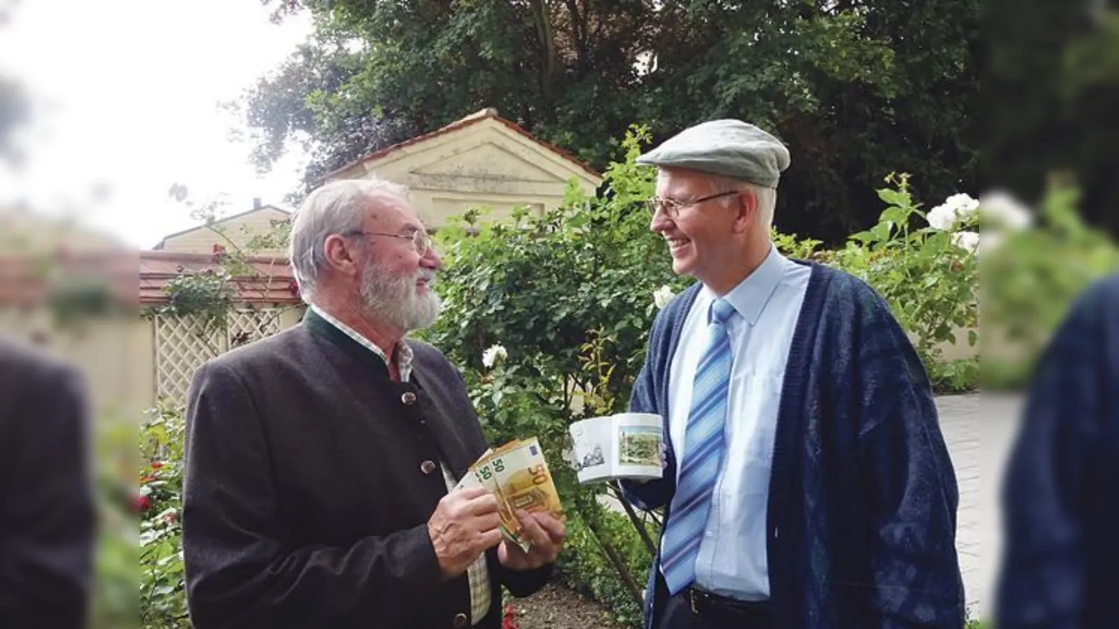Pfarrer Harald Wechselberger (rechts) nahm die Spende von Glaskünstler Friedrich Huber entgegen.	 (Foto: privat)