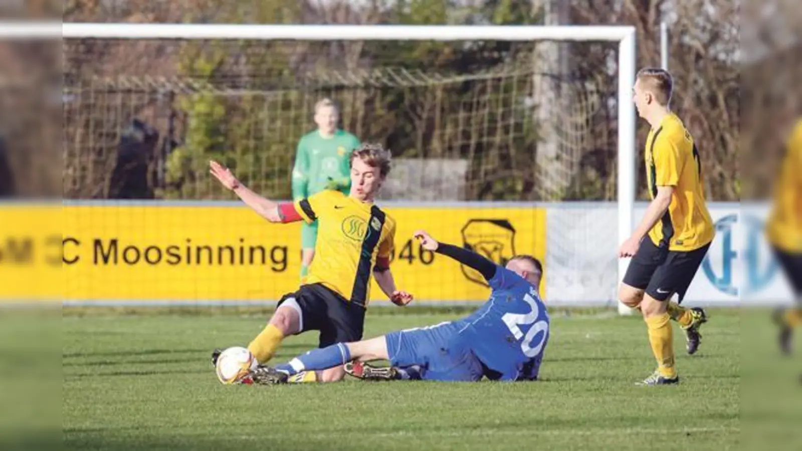 Es war ein hartes und kampfbetontes Spiel, bei dem sich beide Teams auf Augenhöhe begegneten. Nach Gelben Karten lag Feldmoching am Ende 5:4 vorne, nach Toren blieb es beim durchaus angemessenen 0:0.	 (Foto: Christian Riedel)