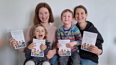 Daniela Erhorn (links) und Sara Berndt (rechts) mit ihren Kindergartenkindern. (Foto: Kindergarten Purzelbaum )