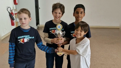 Erfolg in Erlenbach: Die U10 der Schachfreunde München ist Bayerischer Meister. Mitgespielt haben (von links) Andrii Yevchenko, Bruno Dankic, Sai Varun Palaniappan und der Jüngste, Leo Max Rohr. (Foto: Schachfreunde München)