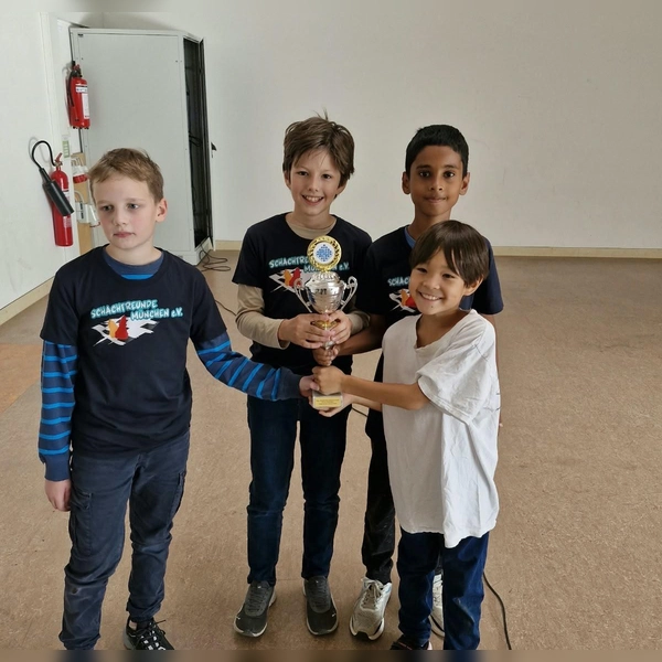 Erfolg in Erlenbach: Die U10 der Schachfreunde München ist Bayerischer Meister. Mitgespielt haben (von links) Andrii Yevchenko, Bruno Dankic, Sai Varun Palaniappan und der Jüngste, Leo Max Rohr. (Foto: Schachfreunde München)