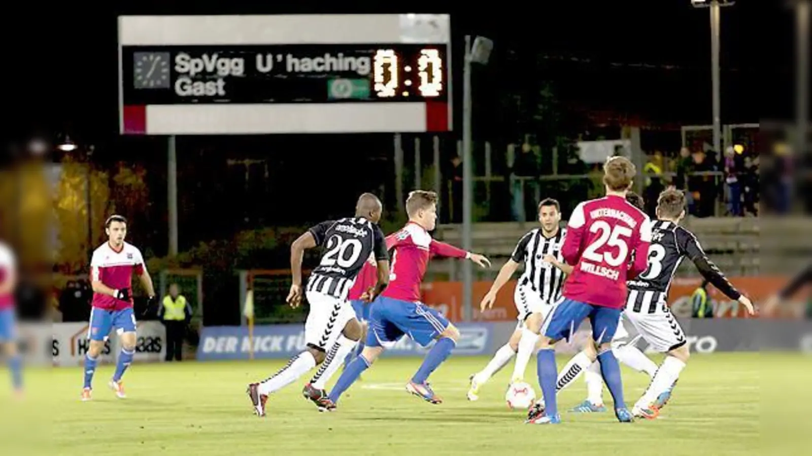 Mit jeweils einem Treffer beteiligten sich Florian Niederlechner und Marius Willisch maßgeblich am Sieg gegen Burghausen.	 (Foto: Kukral)
