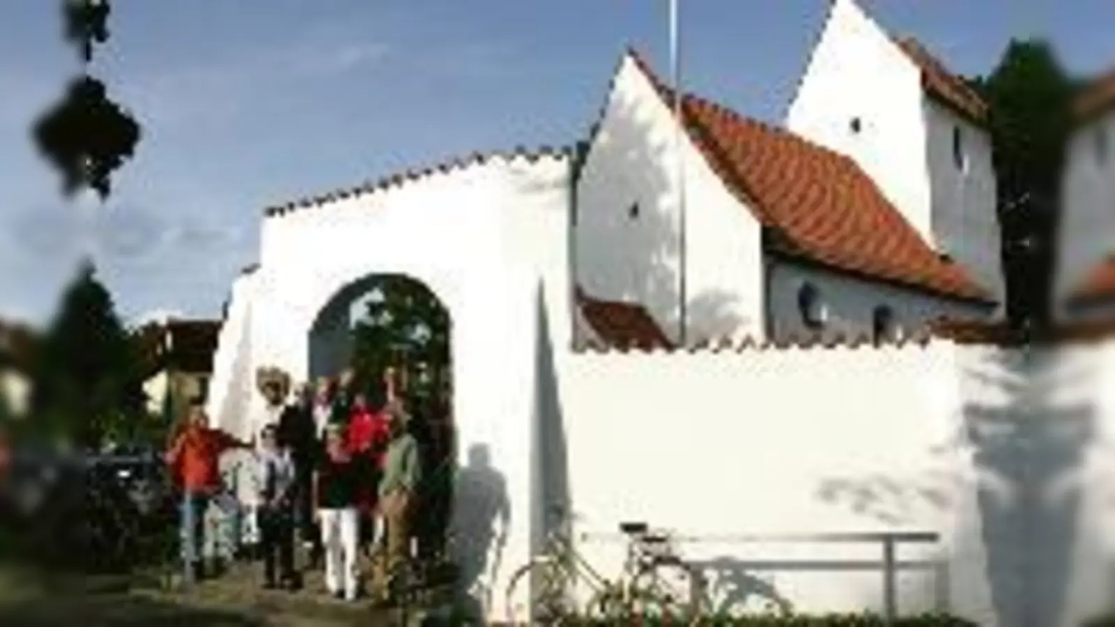 Tradition in Gefahr: Der BA 13 traf sich mit dem Leiter der Abteilung für Stadtgestaltung und Denkmalschutz, Ludwig Semmler (hinten li.), zum Ortstermin, um sich gegen die Streichung von Dorfensembeles, wie hier am »Johannes-Kircherl«, zu wehren.  (F.: ak)