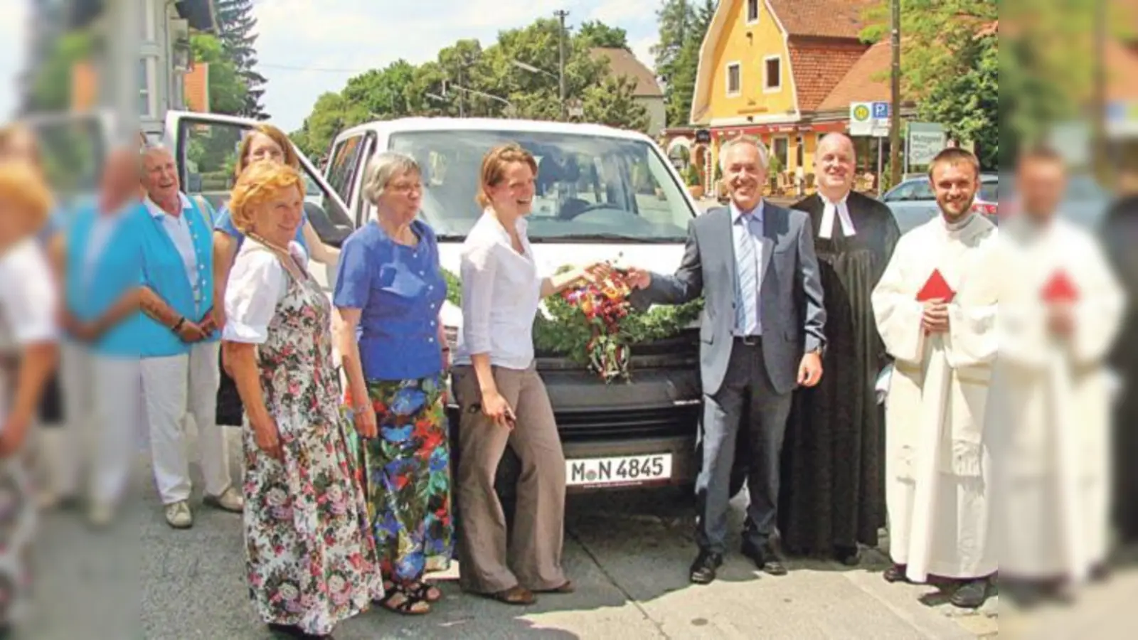 Die Besucher des Seniorenzentrums freuten sich mit (v. l.) dessen Leiterin Kathrin Funke, Bürgermeister Günter Heyland, Pfarrer Olaf Stegmann und Pater Lukasz Steinert über den neuen Seniorenbus.  (Foto: Ka)