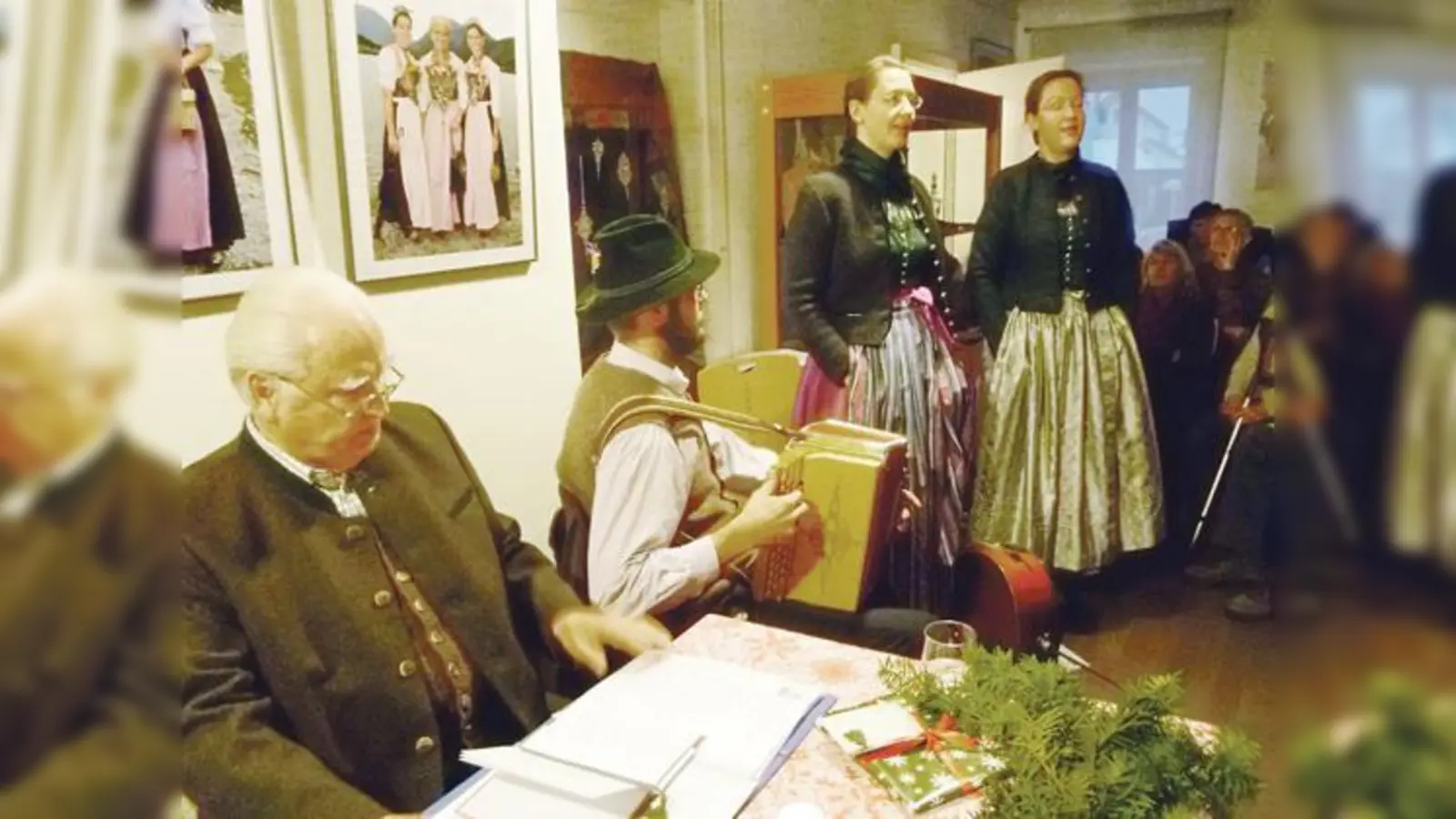 Hans Killi und die Geschwister Graf in Aktion. Am Samstag zum letzten Mal. Killi gibt nach 30 Jahren seinen letzten  öffentlichen Auftritt. 	 (Foto: Archiv der Stadt Grafing)