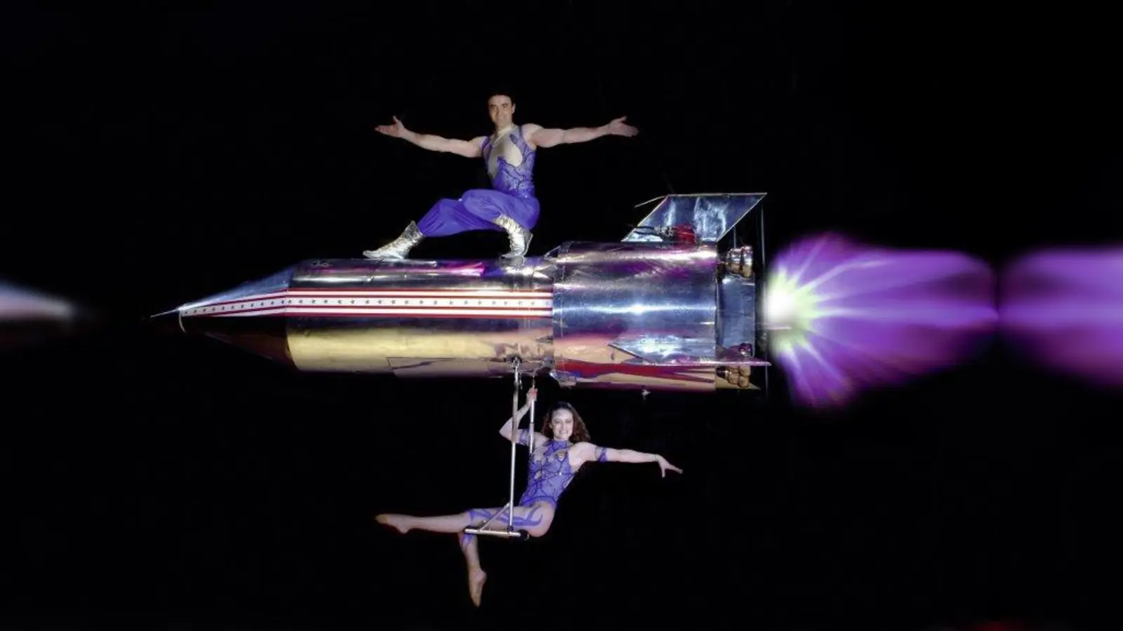 Eine rotierende Weltraumrakete und zwei tollkühne Artisten: Das Duo Garcia zeigt verwegene Luftakrobatik. (Foto: © circus-krone.de)