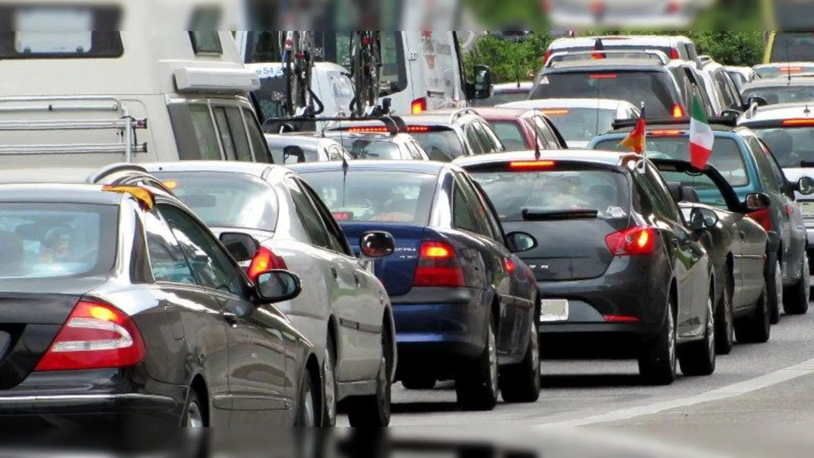 Großstadtproblem: Bei Stau auf den Hauptverkehrsstraßen suchen sich Autofahrer oft Schleichwege durch die anliegenden Wohngebiete. (Foto: Rolf Handke / pixelio.de)