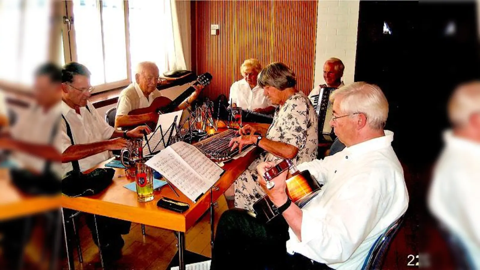 »De Staad Lustign« damals vor zehn Jahren  zwei Mitglieder sind bereits gestorben (v.l. im Uhrzeigersinn): Georg Stadler, Karl Maier (), Leni  (), und Alfons Hillekum, Gretl Krahmer und Max Aigner.	 (Foto: Heinz Eberl)