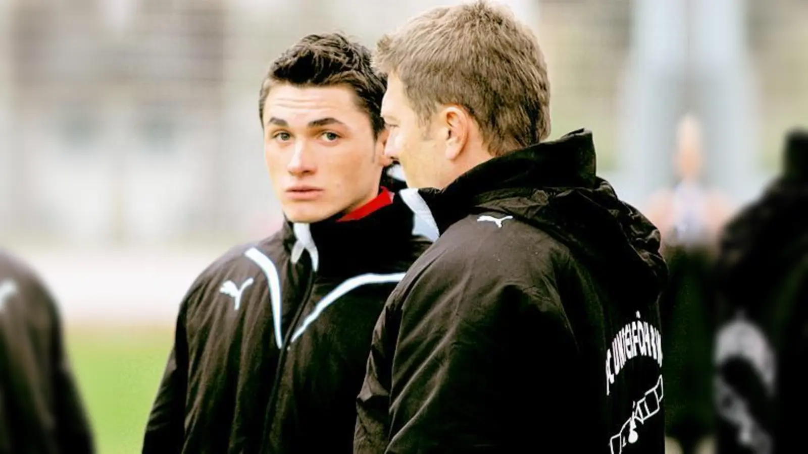 Ernste Blicke: Trainer Alexander Ebner (r.) instruiert Neuzugang Ömer Gebesci, der aus der dritten Türkischen Liga kam. 	 (Foto: ba)