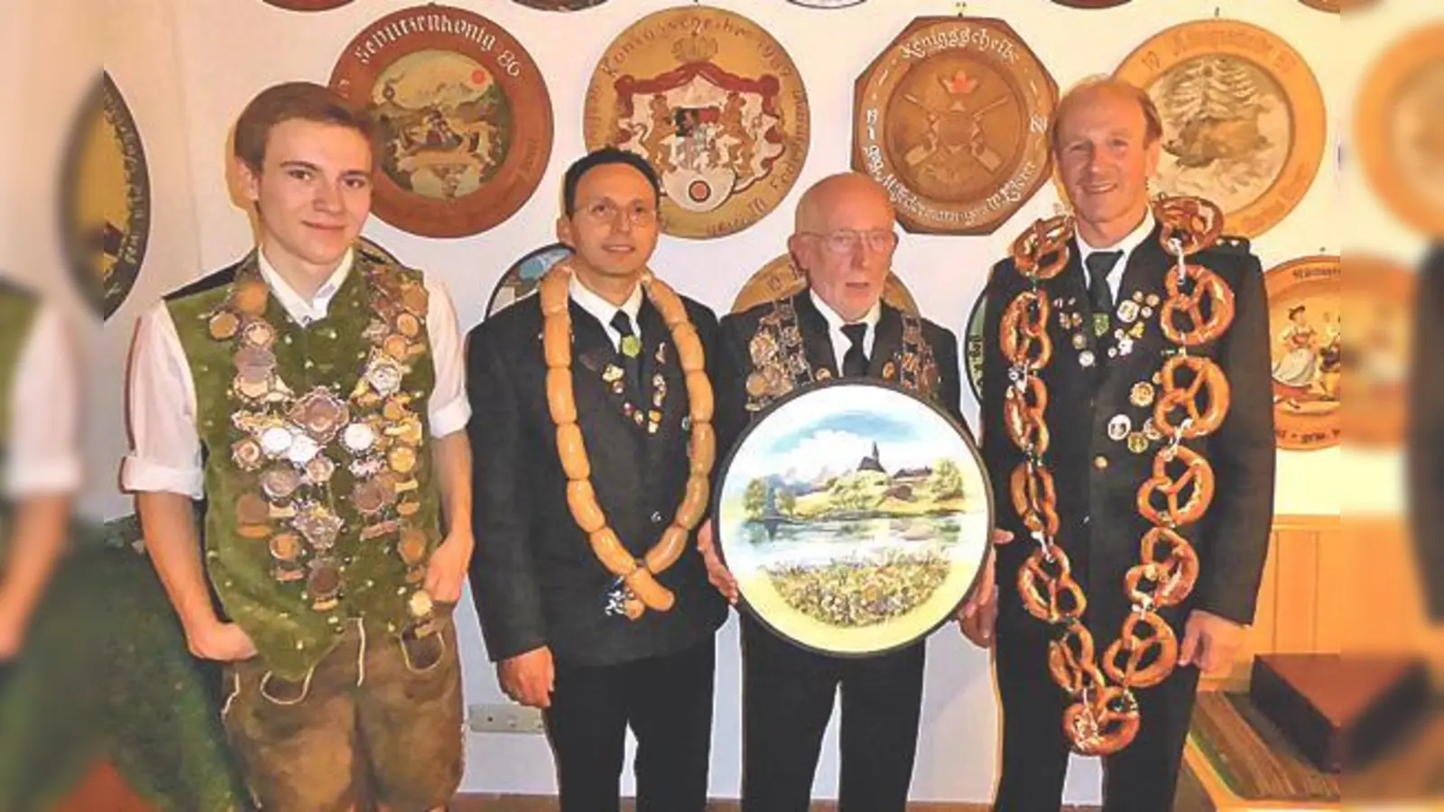 Sebastian Fränkel stellvertretend für Jugendkönig Daniel Sachse und Wurstkönig Christian Hercog (beide nicht auf dem Bild), Schützenkönig Herbert Schmidt, Wurstkönig Luigi Petrosino und Brezenkönig Georg Bockmaier (von links).	 (Foto: privat)