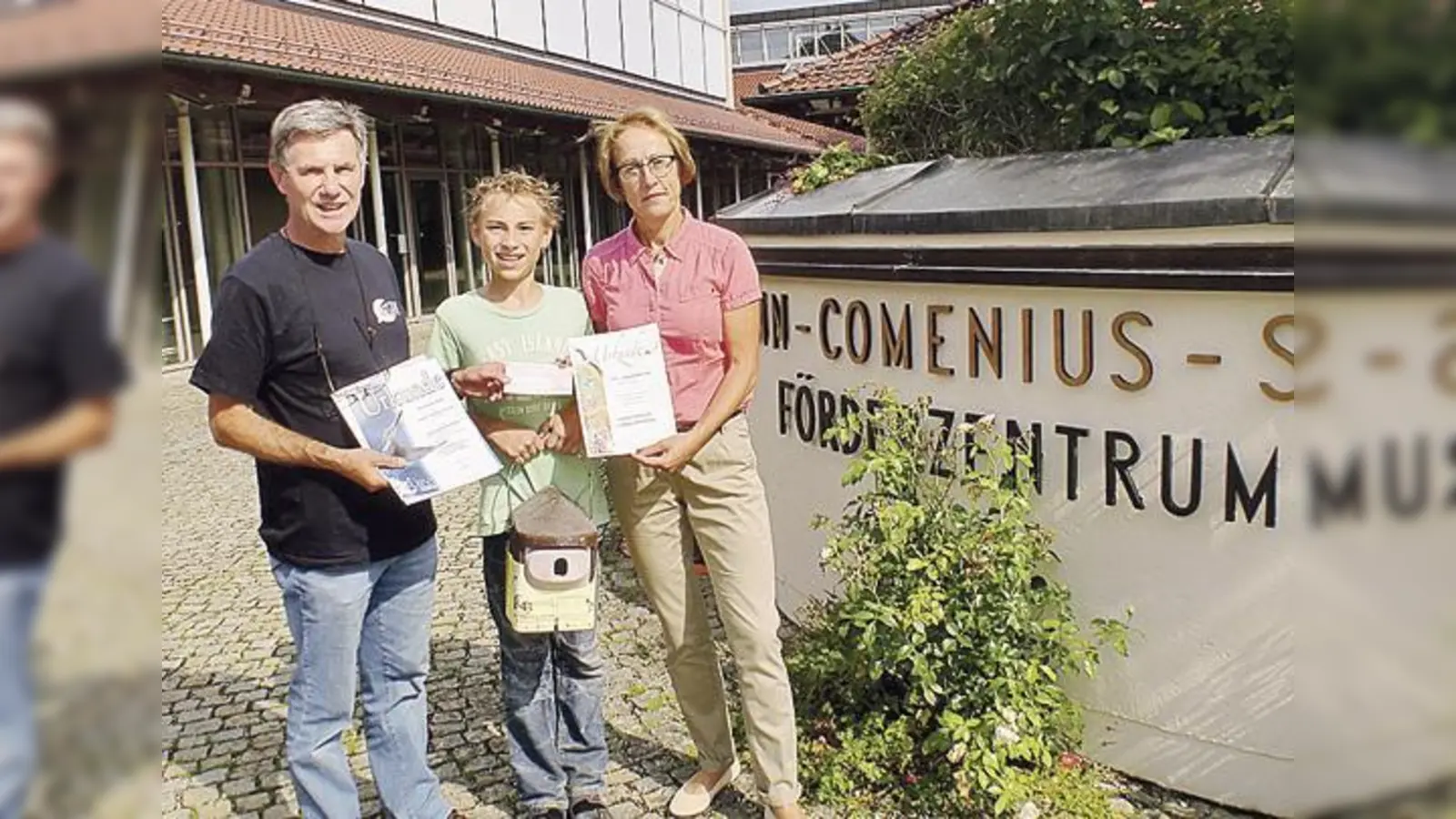 LBV-Kreisvorstand Richard Straub, Sammler Dennis Klinke und Schulleiterin Helga Schneitler. (v.l.)              (Foto: Otto Hartl)