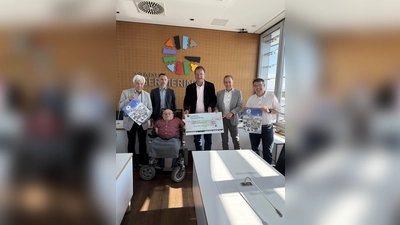 Fred Burgstaller (Lions Club), Martin Rattenberger (Amtsleiter), Herbert Sedlmeier (Sozialreferent), Oberbürgermeister Andreas Haas, Michael Sigmund (Lions Vizepräsident), Stefan Hetsch (Lions Beauftragter Adventskalender) v. l. (Foto: Rotary Club)