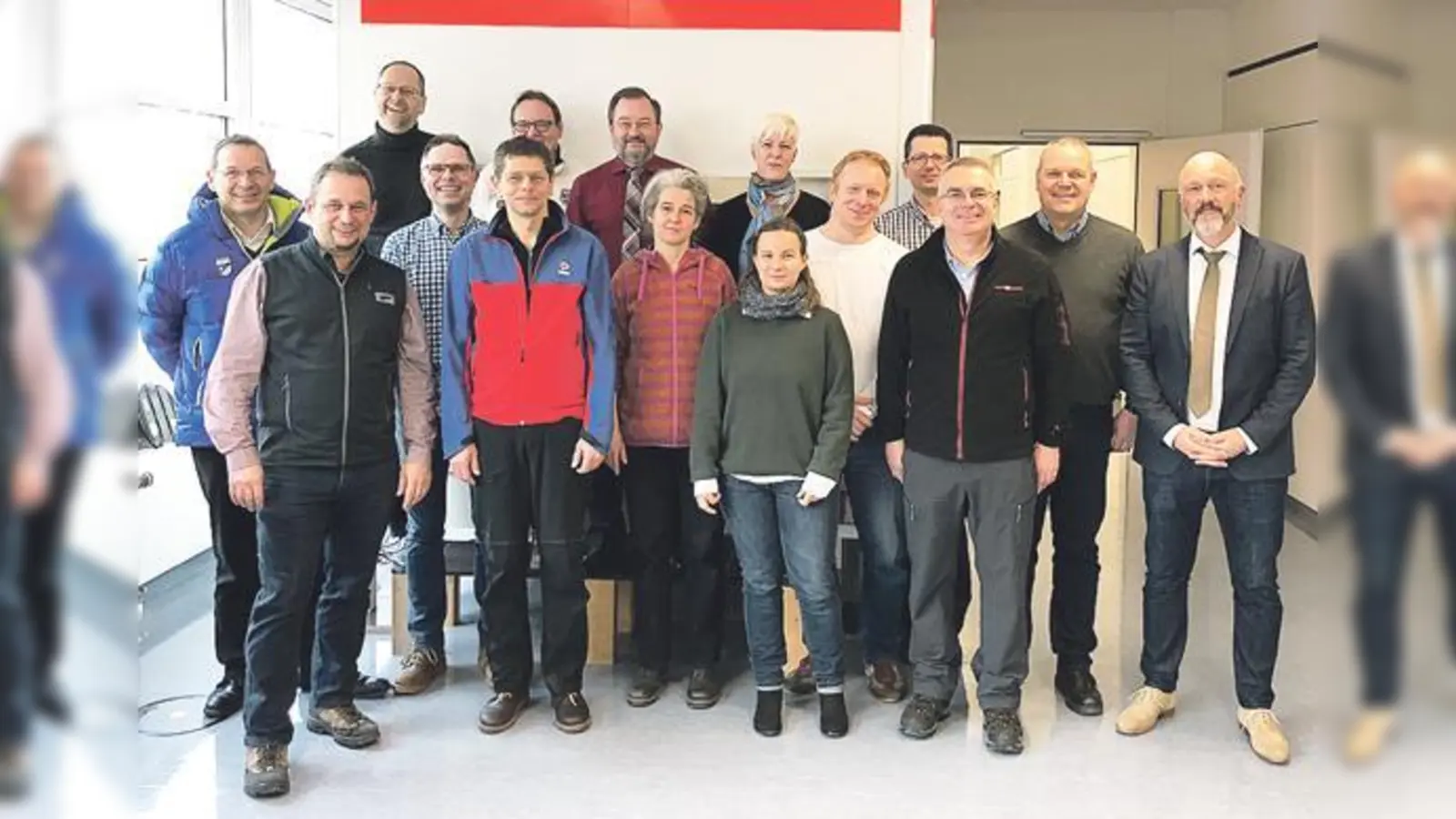 Erfolgreich qualifizierte Notfallsanitäter mit dem Vorsitzenden des Alpinen Rettungswesen, Fried Saacke (li.) und Ausbildern: Jo Tächl-Rieck (hinten li.), Dr. med. Kurt Schneider (hinten Mitte), Nadja Patrick (vorne Mitte) und Reinhard Moser (re.).  (F: VaR)