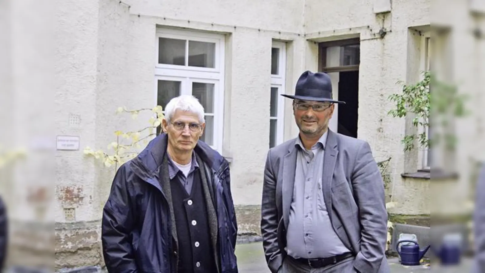 Die Mieter Christoph Volckamer (links) und Steffen Schmidt-Hug bangen um ihre Wohnungen in der Rosenheimer Straße.	 (Foto: Julia Stark)